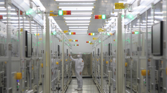 삼성전기 부산사업장 MLCC 제조라인 클린룸에서 작업자가 일하고 있다. <삼성전기 제공>